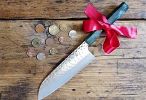 Offrir un couteau : les bonnes manières et les superstitions